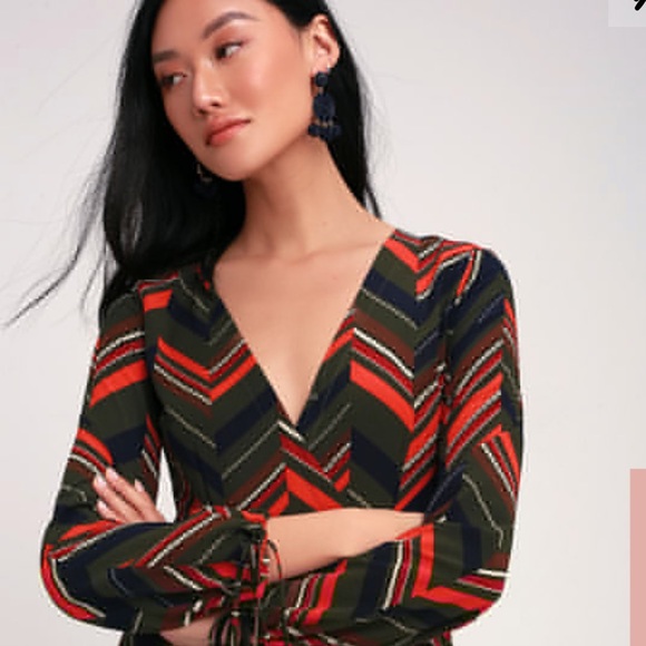 Lulus Dresses & Skirts - Lulu’s Chevron Print Long Sleeve Midi Dress